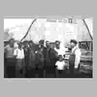 111-0964 Fritz Steiner (rechts) mit einem Teil seiner Belegschaft 1937 vor dem Saegewerk.jpg